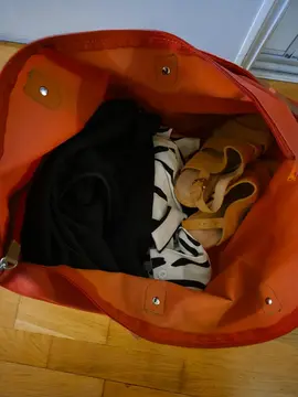 3 tenues et 1 paire de chaussures femme