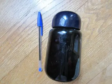 Flacon en verre violet très foncé presque noir