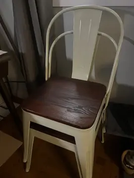 Je donne un lot de 4 chaises industrielles et un petit tabouret