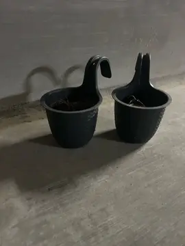 2 pots de fleurs (balcon)