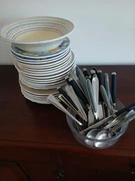 Lot d'assiettes et couverts