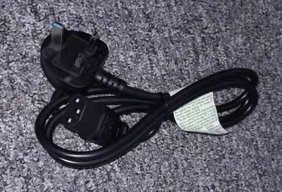 Câble d'alimentation PC standard (C13), prise ANGLAISE avec fusible