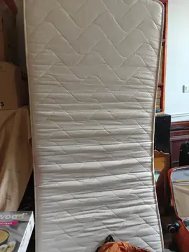 Matelas simple (pour une personne) en bon état et crépière électrique à donner