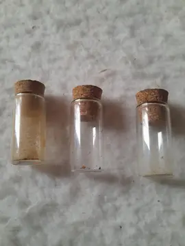 flacons en verre et liège
