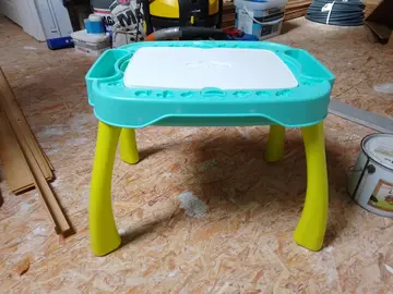 table de jeu avec pate a modeler