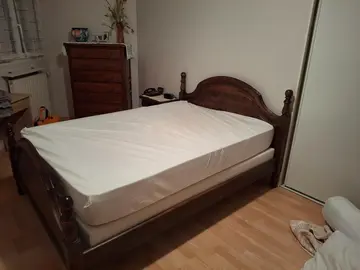 lit en 140cm en bois plus sommier plus matelas plus un chevet