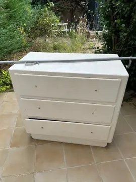 commode et tringle à rideau métal gris