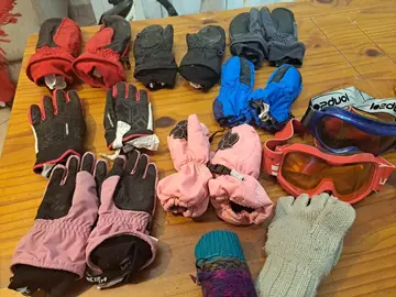 Lot de moufles et gants de ski enfant