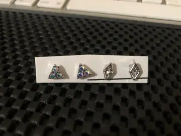 2 paires de boucles d'oreilles neuves