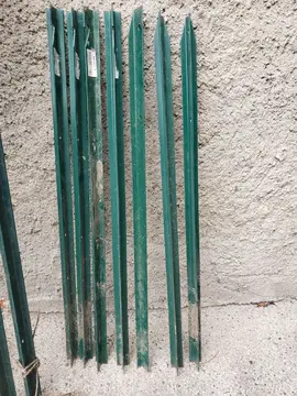 7 poteaux acier vert