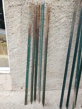 5 poteaux acier vert