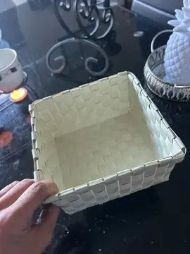 petite corbeille blanche