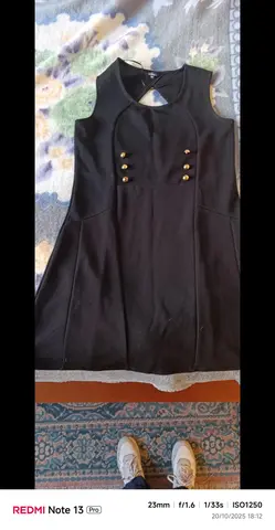 robe noir avec bouton