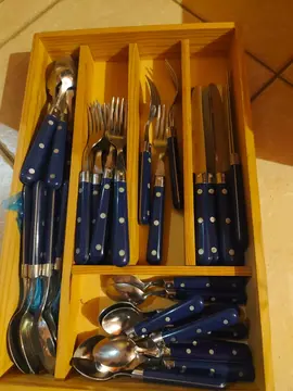 boîte en bois avec couverts