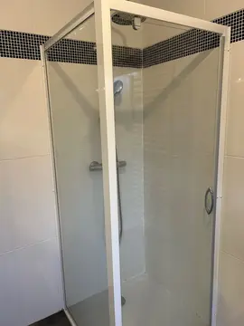 cabine de douche et baignoire