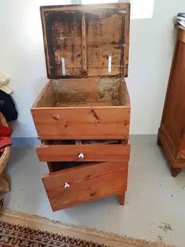 petit leuble en bois, ht 75 cm, large 48.5 cm, profondeur 36 cm