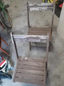 deux chaises en bois à rénover