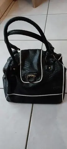 Sac noir et blanc en simili croco