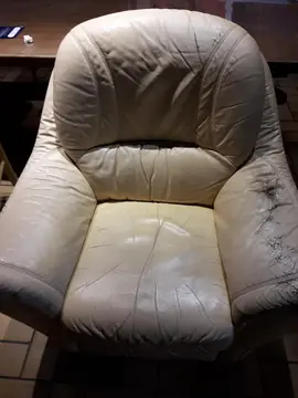 Fauteuil en cuir jaune paille