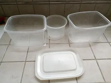 Lot de boîtes en plastique