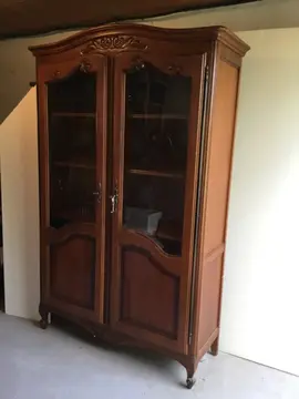 BIBLIOTHEQUE MERISIER AVEC VITRES BISEAUTÉES