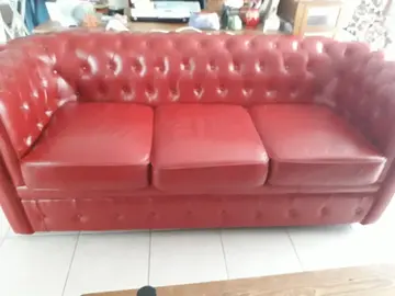 canapé style Chesterfield rouge foncé