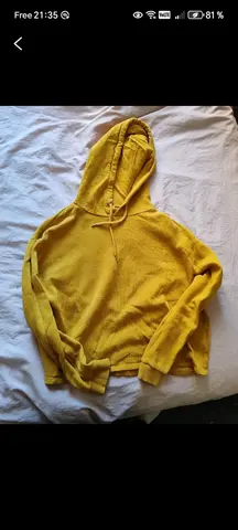 pull jaune