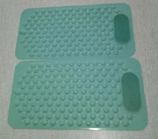 2 tapis de douche ou baignoire en silicone vert (dimensions 36.5 x 69 )