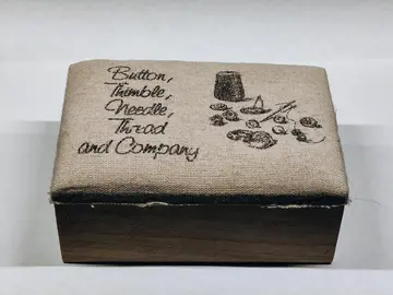 Petit coffre pour outils de couture