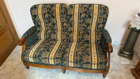 salon 1 canapé 2 places long.1.50 prof. 1.00 et 2 fauteuils dont 1 relax long. 0,75 prof.1.00