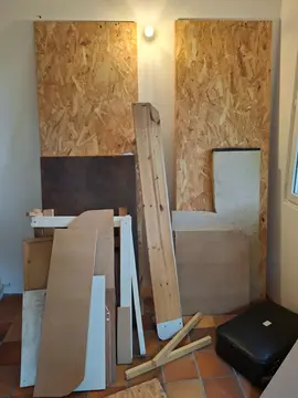 lot de chute de bois + plaque de BA 13 125×120 + vieux sommier. a emporter en totalité