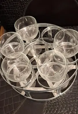 5 verres à vin dans leur presentoir