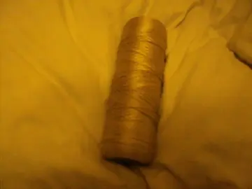 grande bobine de fil de soie dorée
