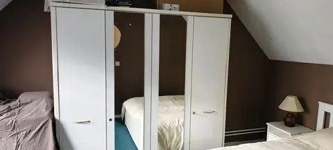chambre cadre lit, armoire, tables de nuit