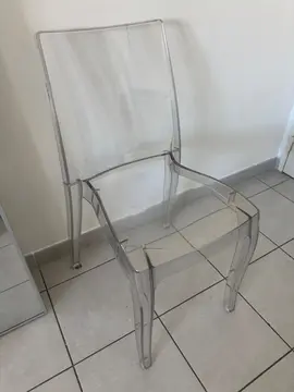 chaise transparente