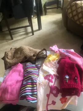 je donne des vêtements bébé fille 6mois en bon état