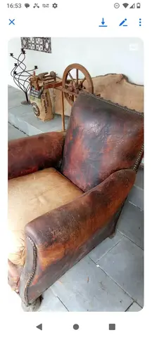 Donne 2 fauteuils club, pour bricoleur. Cuir fatigué et usé.