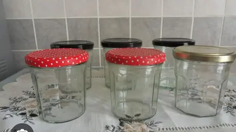 Plusieurs pots à confiture