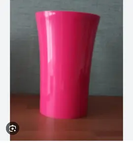 petit vase en plastique rose