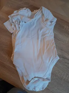 huit bodies blancs T 23 mois