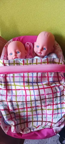 poupons x 2 dans leur berceau