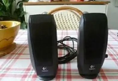 Deux enceintes haut parleurs Logitech TBE