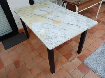 table en marbre a retaper avec vernis qui s en va