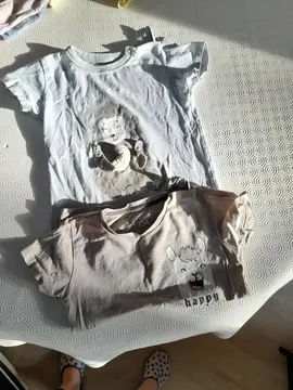 2 tee-shirts 24-36 mois