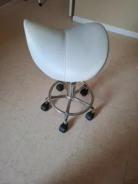 siège en forme de selle à cheval sur roulette