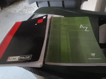 1 cahier grand format + 1 répertoire grand format