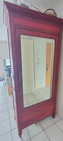 Armoire bois, décorée de maximes calligraphiées