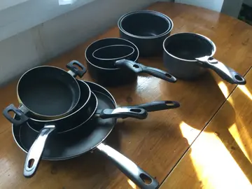 ensemble de casseroles et poêles