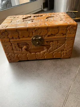 petit coffre à bijoux en bois sculpté