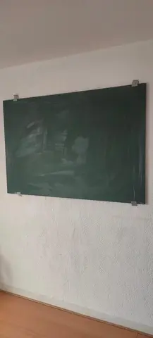 Tableau "noir" avec craies et tampon